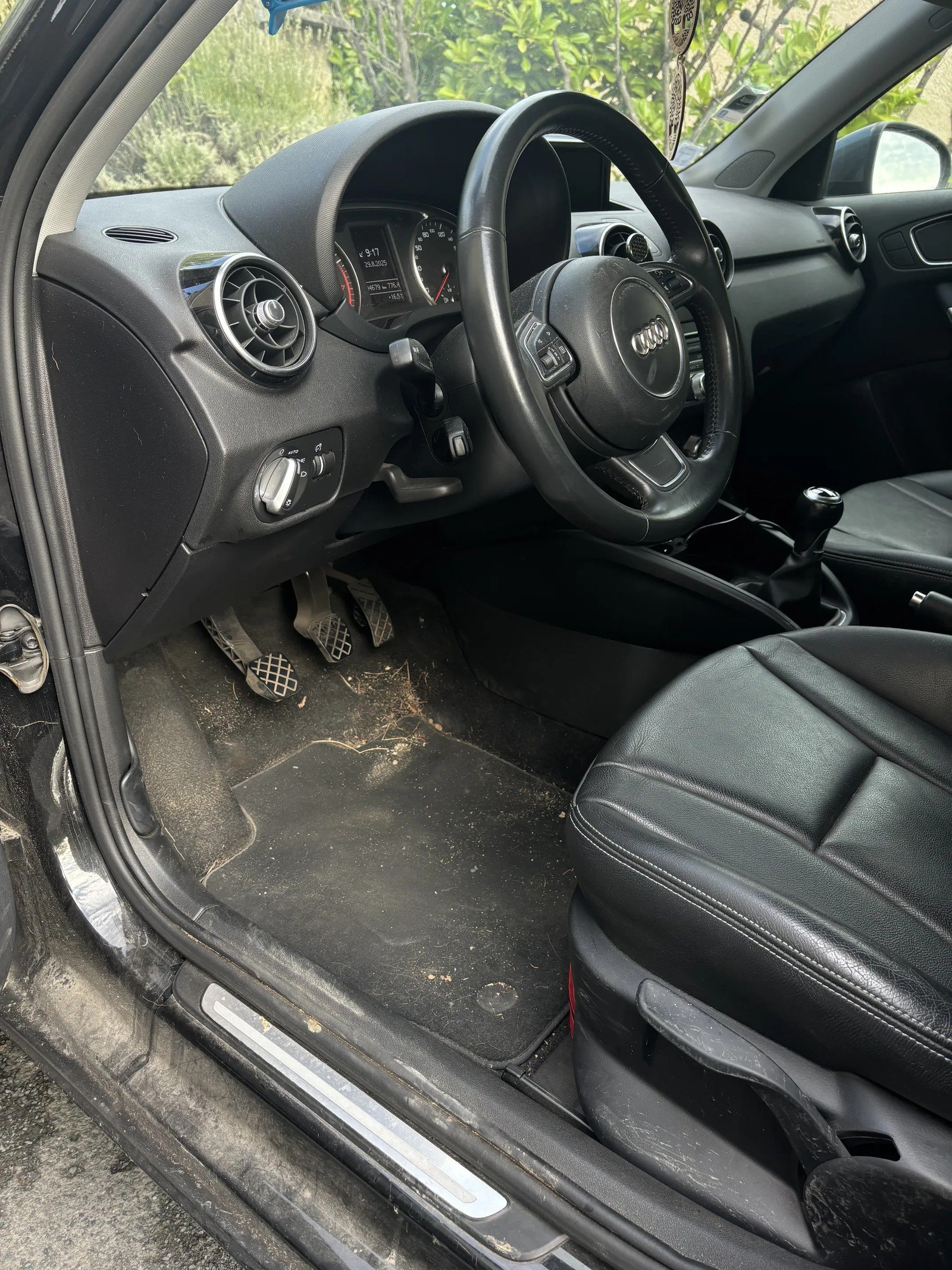Habitacle Audi A1 avant nettoyage intérieur MC Detailing
