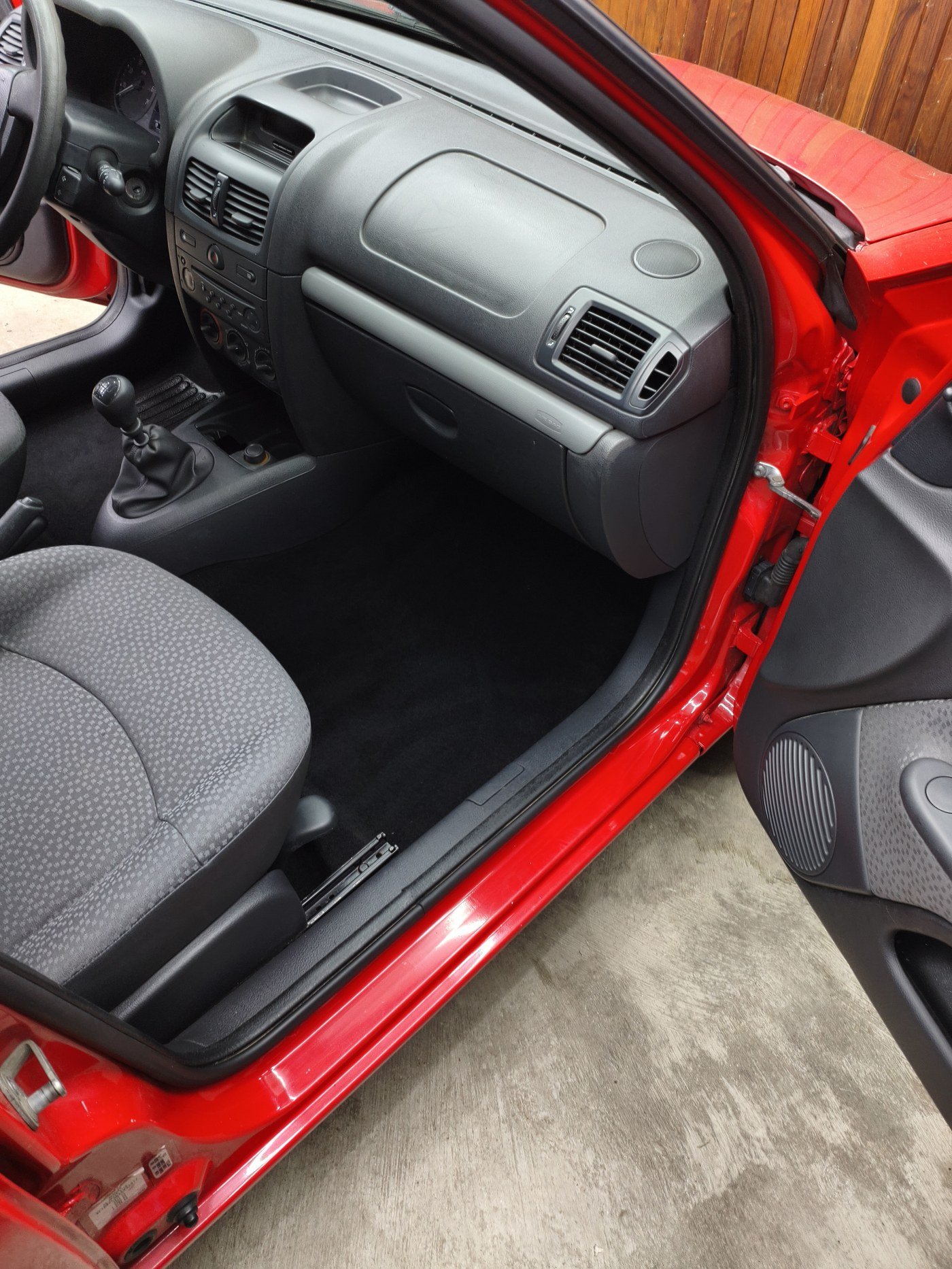 Habitacle Renault Clio après nettoyage intérieur approfondi MC Detailing