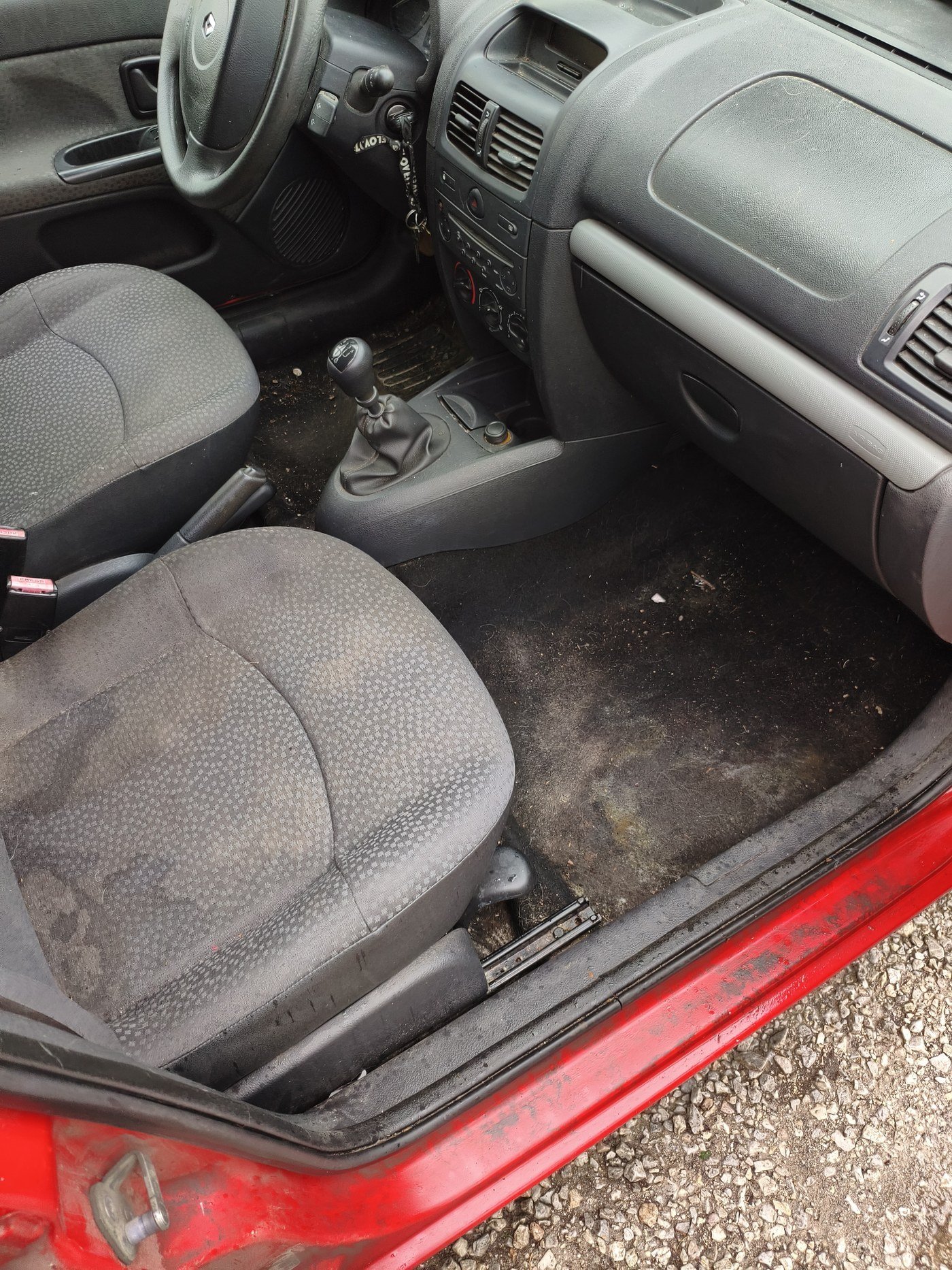 Habitacle Renault Clio avant nettoyage intérieur approfondi MC Detailing
