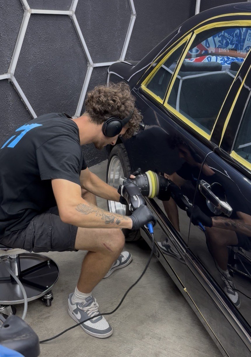 Matteo, fondateur de MC Detailing, en plein polissage de carrosserie