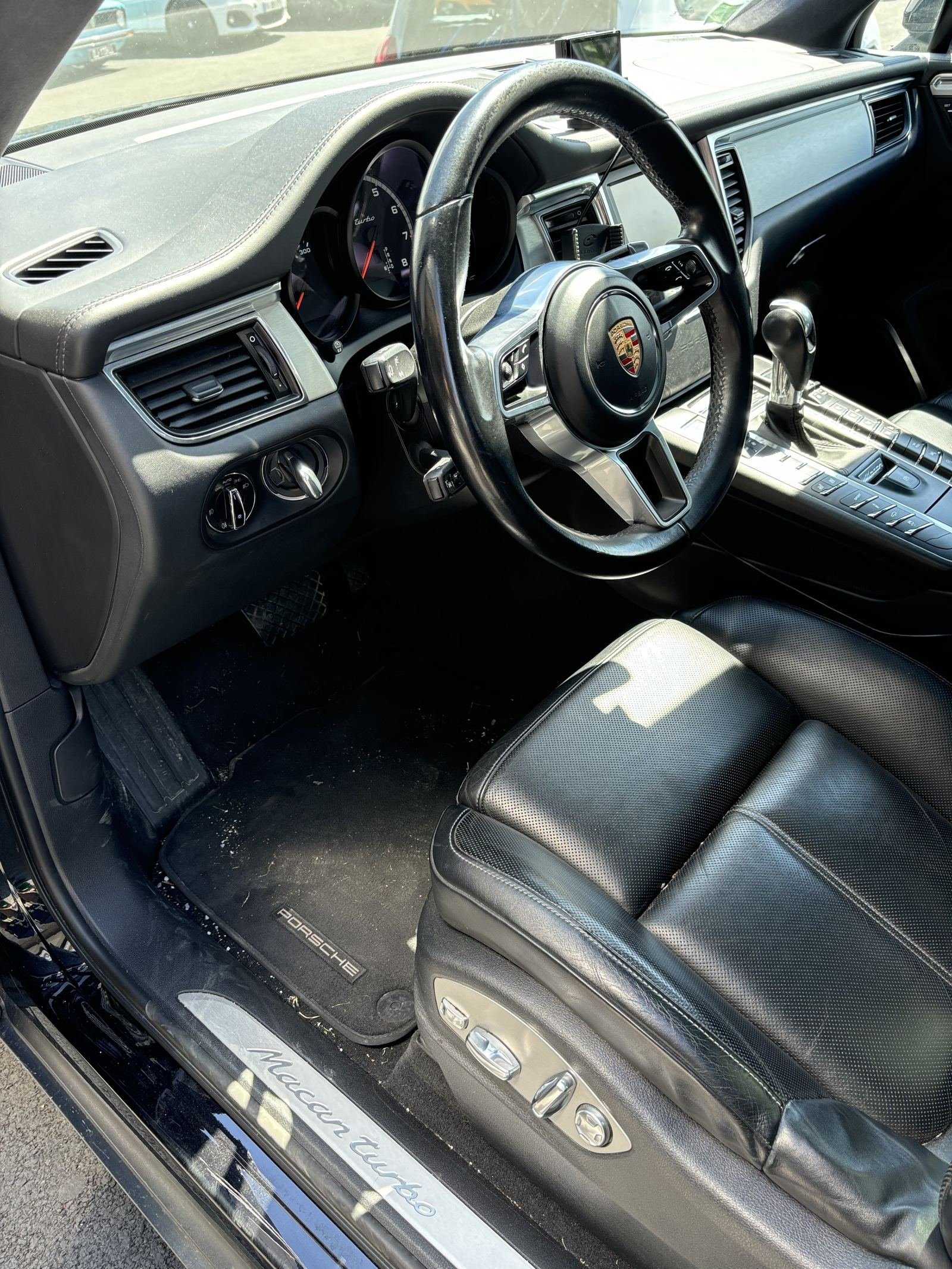 Habitacle Porsche Macan avant nettoyage intérieur MC Detailing