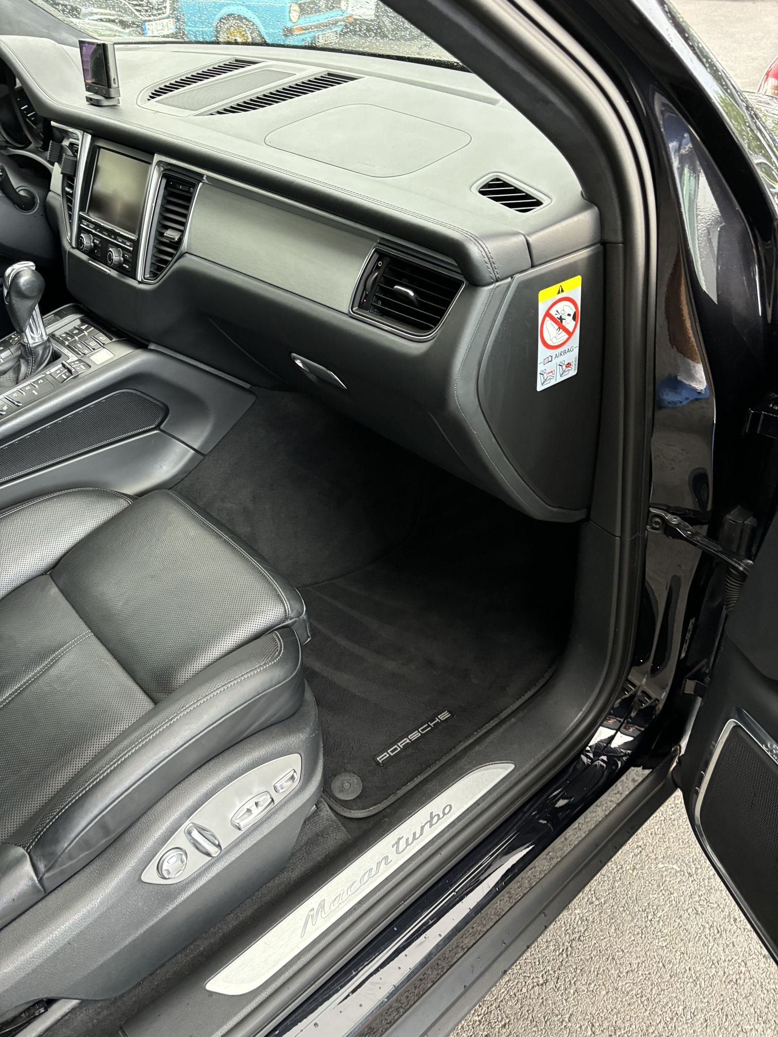 Espace pieds après nettoyage en profondeur MC Detailing