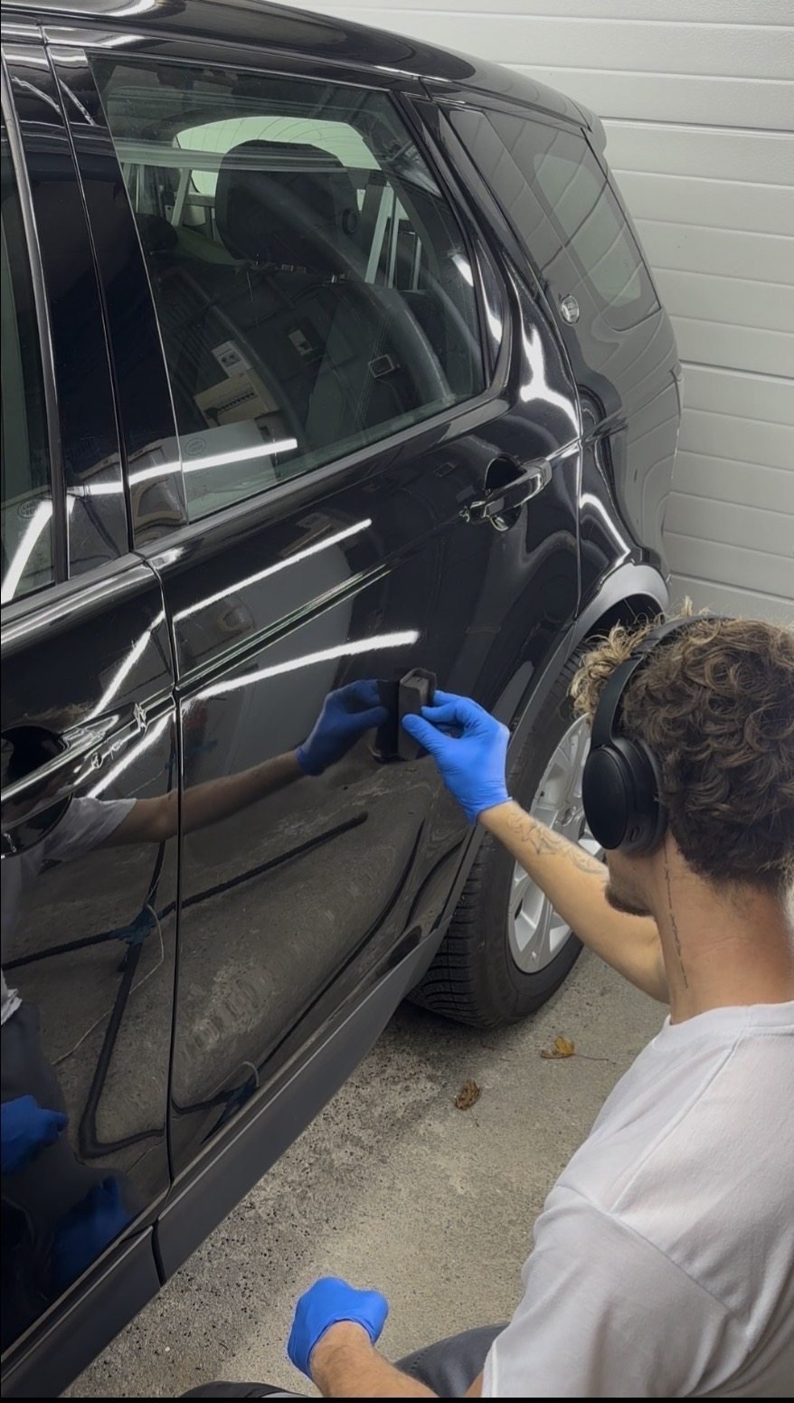 Matteo, fondateur de MC Detailing, en plein travail sur une carrosserie