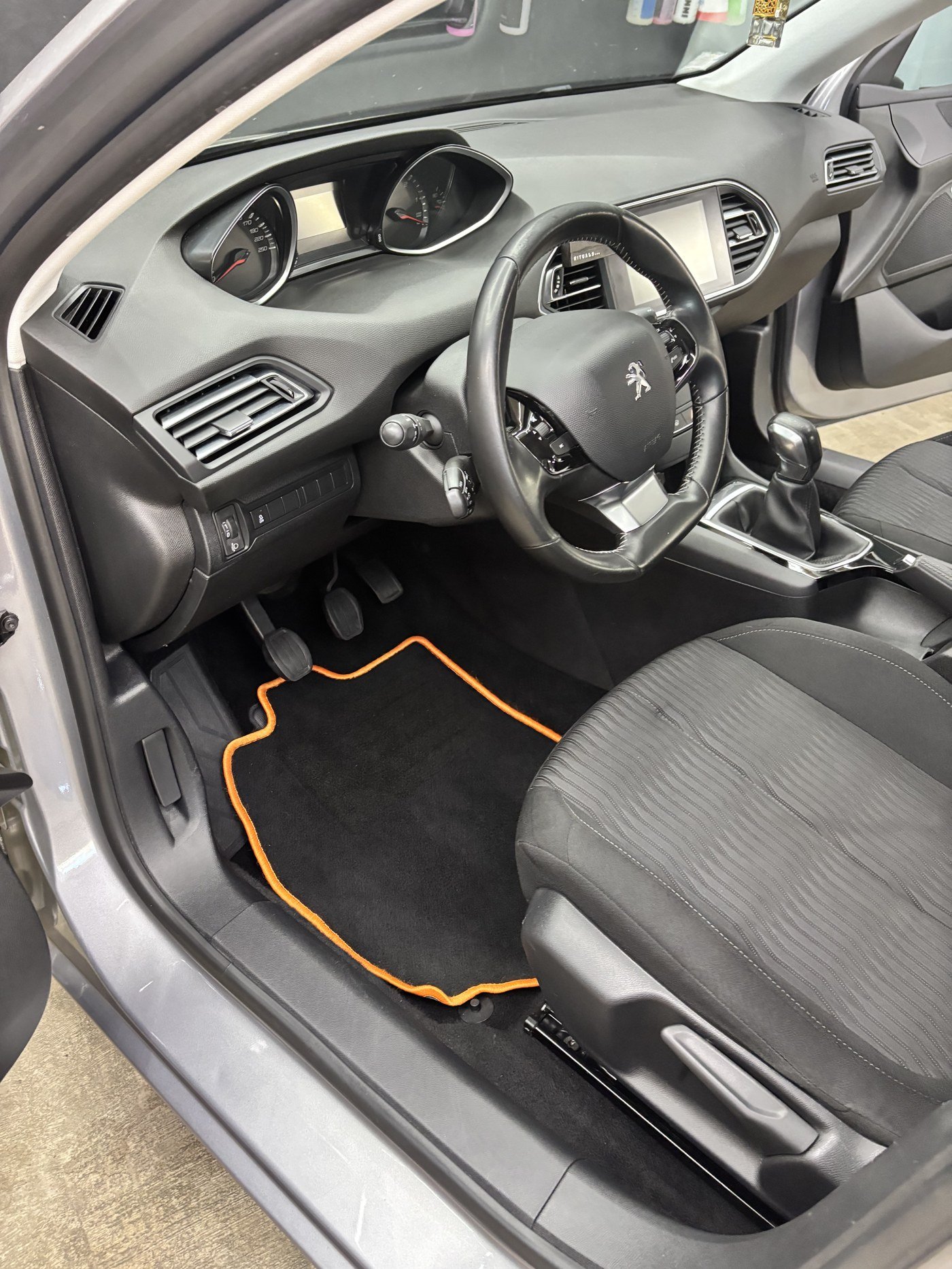 Habitacle Peugeot 308 après nettoyage intérieur MC Detailing