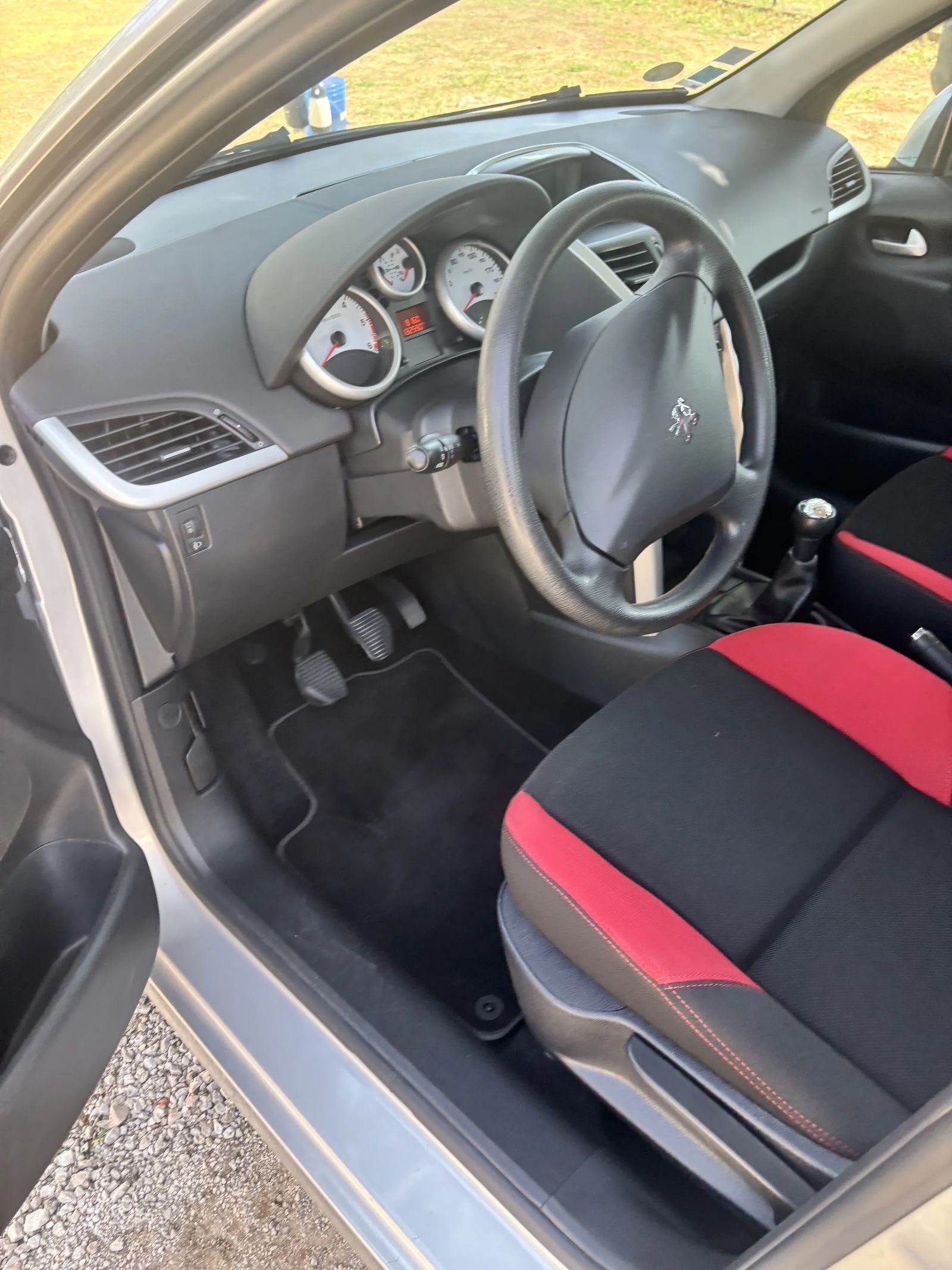 Habitacle Peugeot nettoyé après prestation MC Detailing