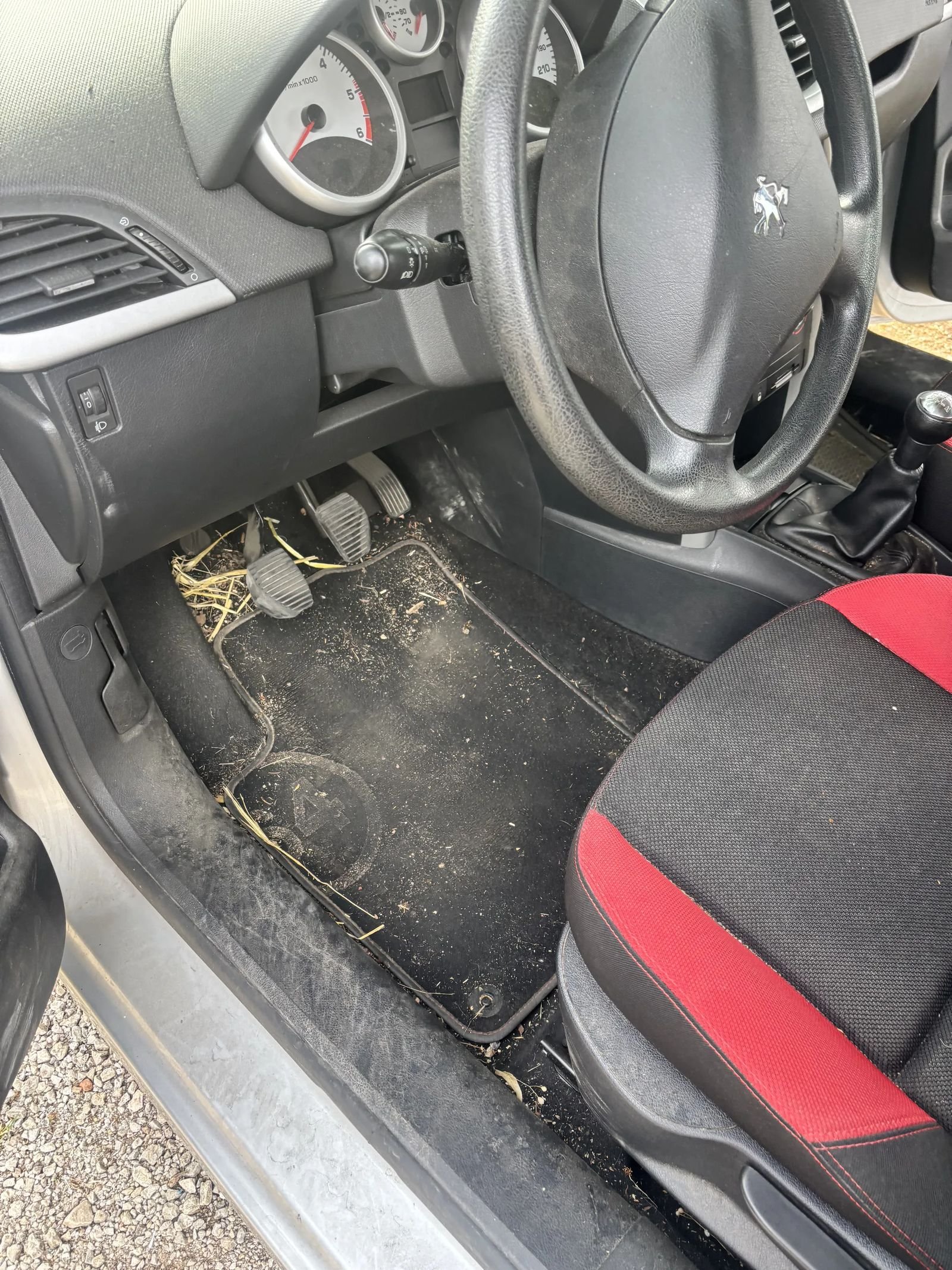 Habitacle Peugeot sale avant nettoyage MC Detailing